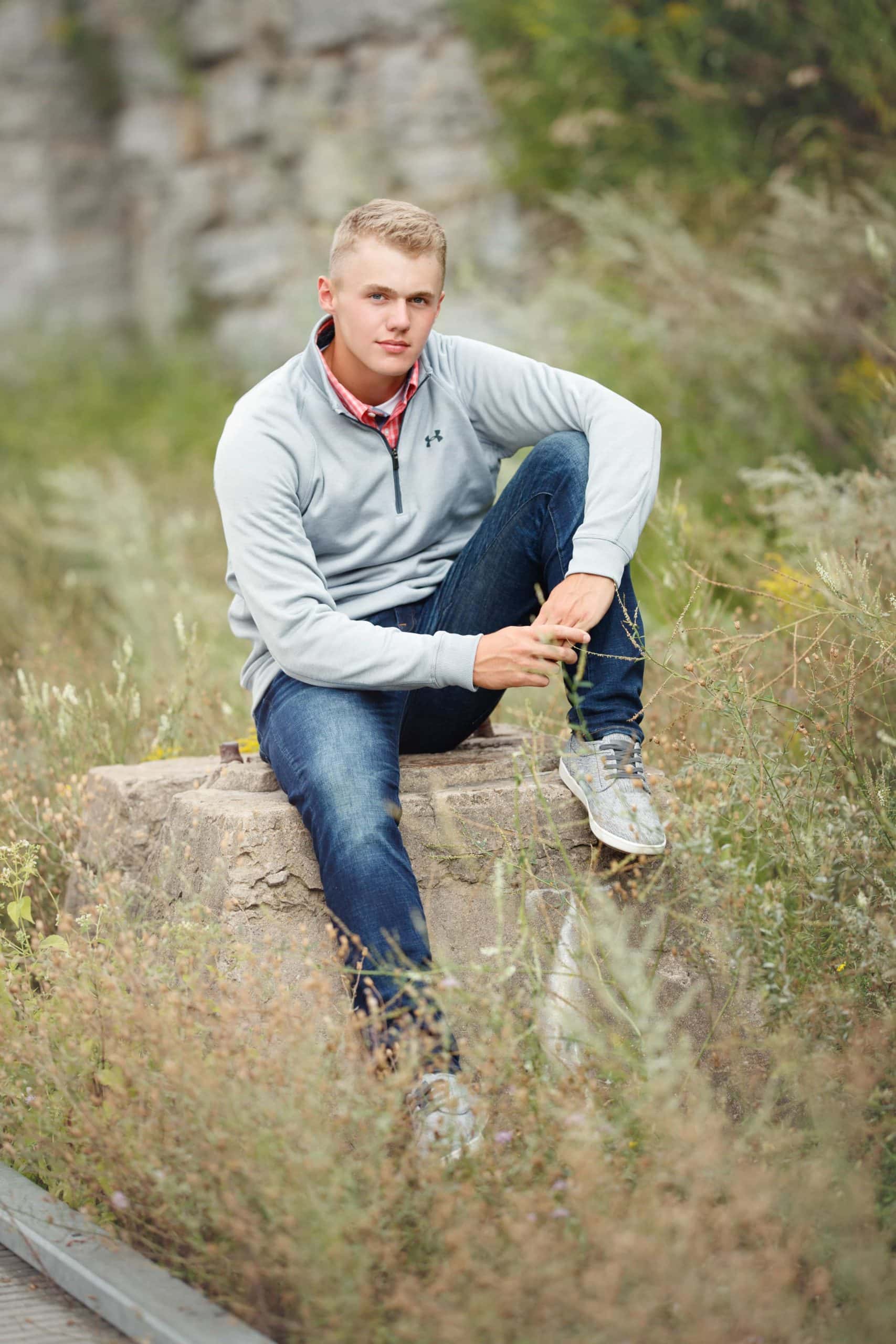How should men pose for senior pictures?