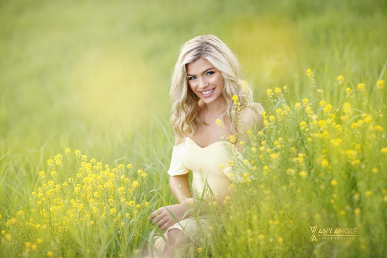 Spring senior pictures of girl in a field